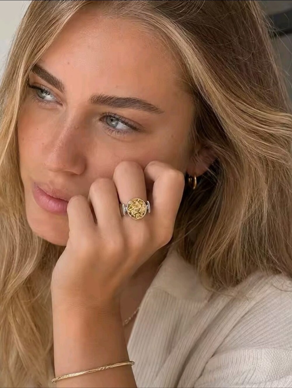 18K Gold-Plated Women's Lion Motif Ring - Elegant Gold- Silver Statement Band - Picture 7 of 7